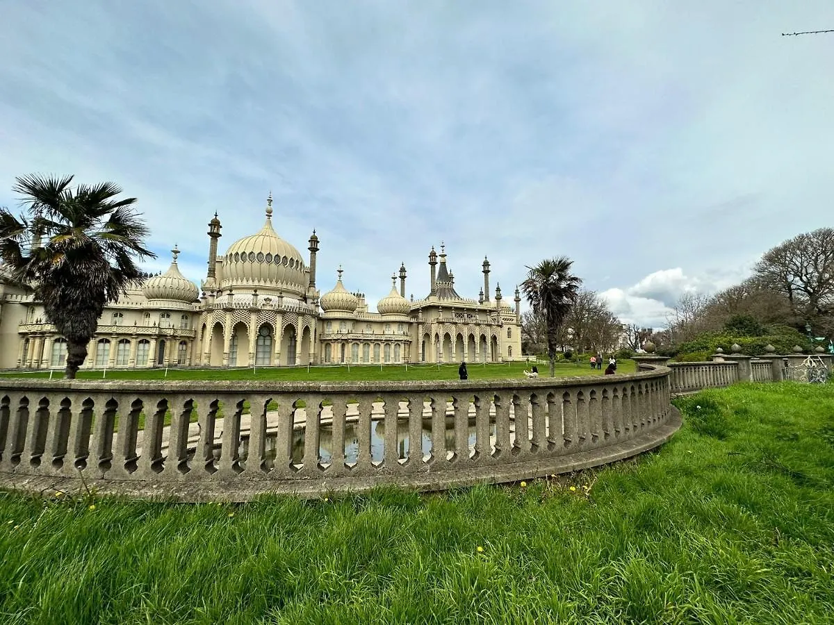 Super Central Location I Tropical Studio Apartment I Next To Brighton Beach And North Lanes 0*,  United Kingdom