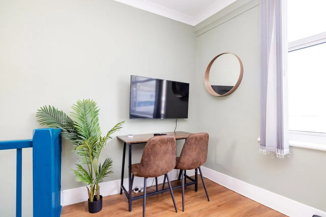 Super Central Location I Tropical Studio Apartment I Next To Brighton Beach And North Lanes 0*,  United Kingdom